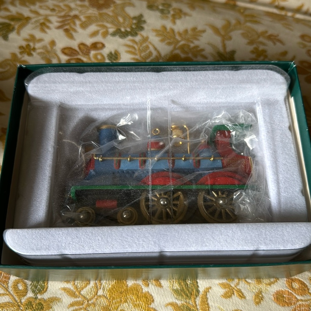 Hallmark 1990 Collectors Club Ornament “Christmas Limited”